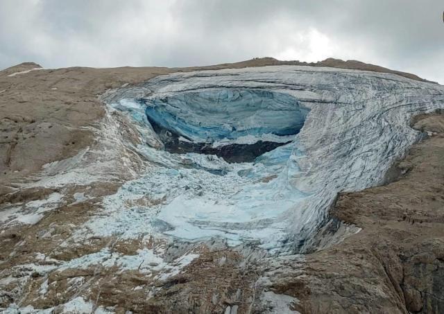 Marmolada, le ricerche dei dispersi continuano con droni ed elicotteri