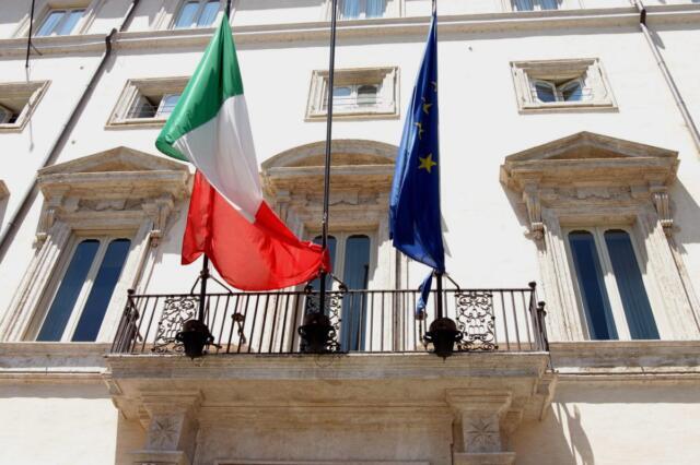 Benedetto XVI, bandiere a mezz’asta negli edifici pubblici per funerali