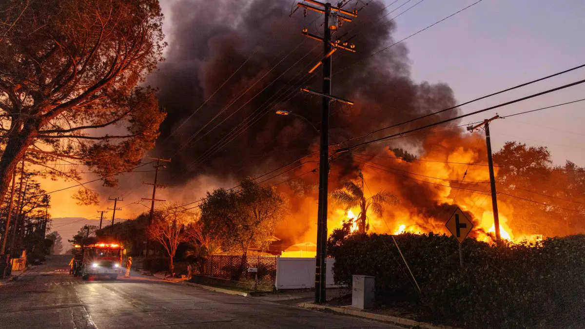 Incendi a Los Angeles, almeno 11 i morti. Meloni a Biden “Solidarietà per la terribile devastazione”